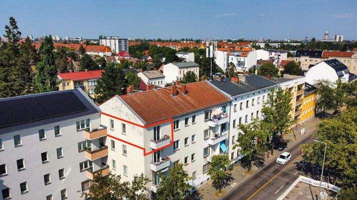 Straßenansicht mit Markierung