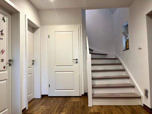 Flur und Treppe ins DG Haus 2