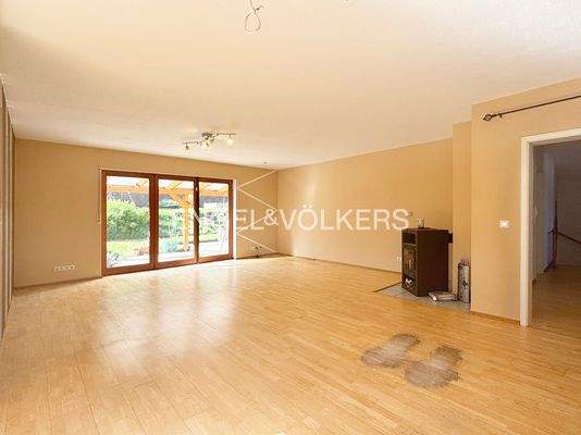 Wohn-/ Essbereich mit Zugang zur Terrasse und Garten Erdgeschoss