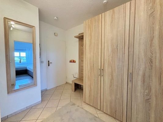 Flur mit Garderobenschrank.jpg