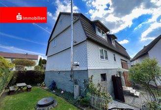 KI-generiert: Außenansicht Haus
