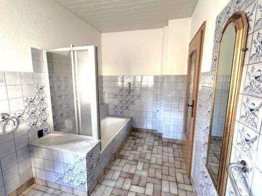 EG: Großes Bad mit Fenster