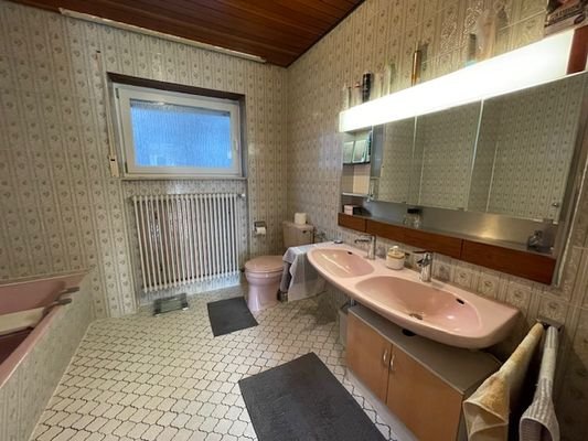 Mit Wanne u. Dusche