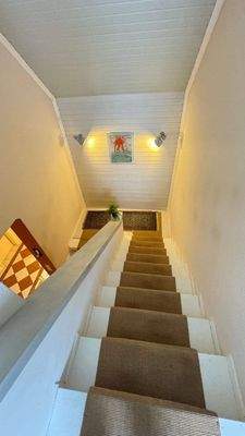 breite angenehme Treppe zum OG