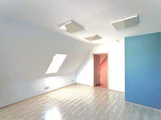 OG: großes DG-Zimmer4 