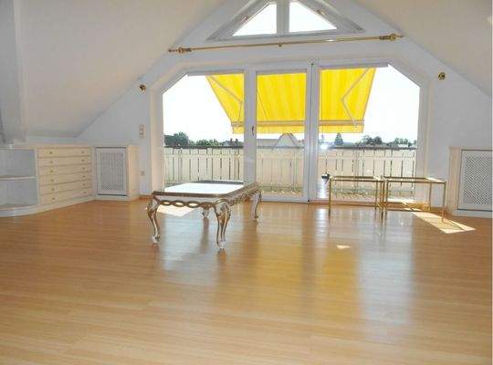 Wohnzimmer mit Ausgang Balkon