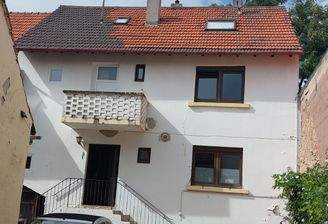 Einfamilienhaus mit Innenhof und Scheune