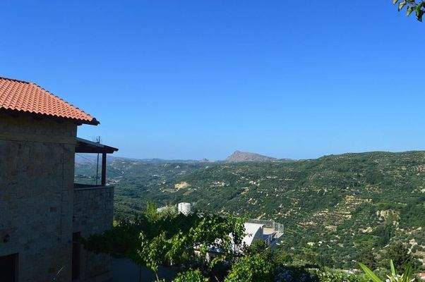 Steinhaus mit Blick auf das Meer und die Schlucht