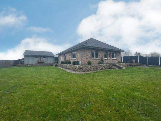 Haus aus Gartenperspektive