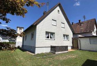 Hausansicht mit Garten
