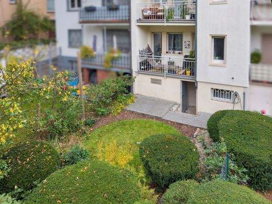 Garten mit Blick auf Balkon