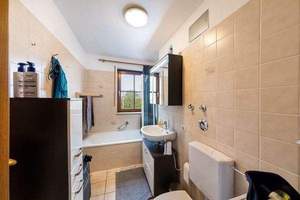 Bad im DG mit Wanne und Fenster