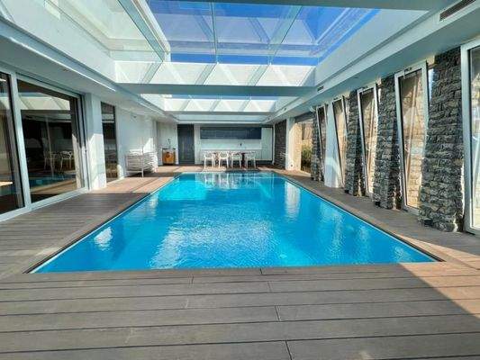 Einzigartige Villa am Meer mit Innenpool, Gärten und Gästehaus