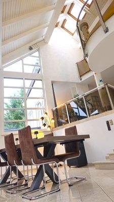 Das Galleriegeländer des offenen Erdgeschoss Bereichs