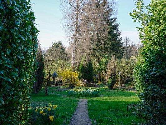 DS054699_Oberer Garten April.jpg