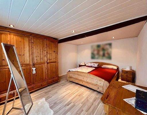 OG: geräumiges Schlafzimmer