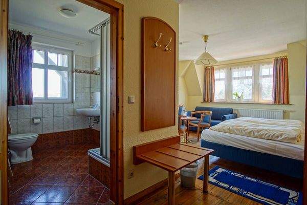 Zimmer und Bad im Obergeschoss