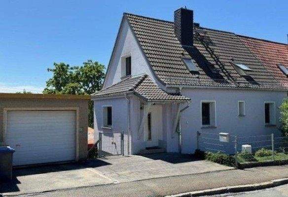 Garage, Zufahrt und Eingangsbereich