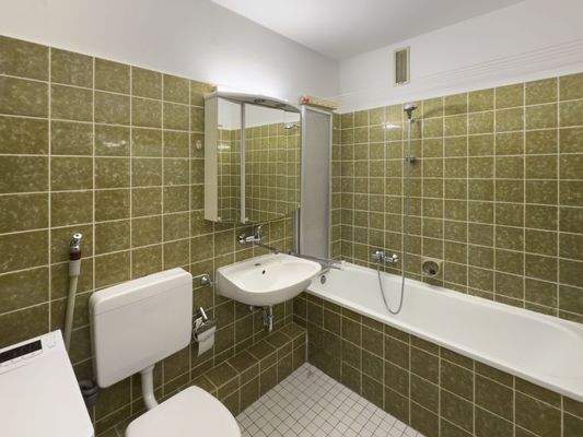 9. Bad mit Waschmaschinenanschluss.jpg