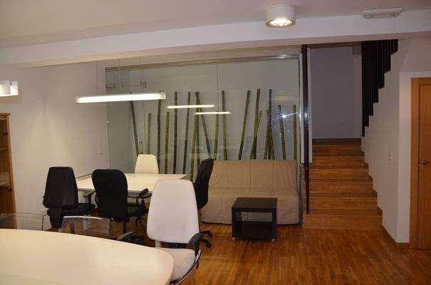 Lichtdurchfluteter Büroraum