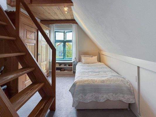 Zimmer II im Dachgeschoss &amp; Treppe zum Spitzboden