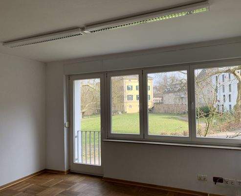 3. Büro mit Parkettboden.jpg