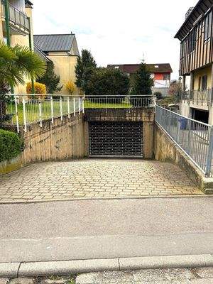 Einfahrt mit elektrischem Rolltor