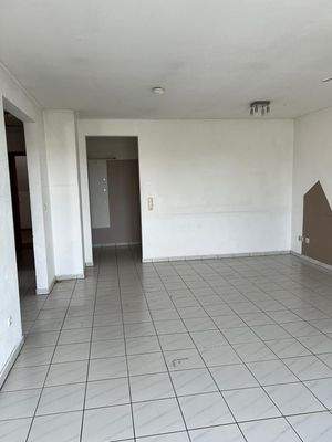 Helles Wohnzimmer mit Fliesen