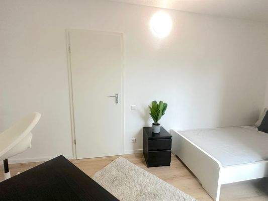 Helles WG-Zimmer mit Möbeln