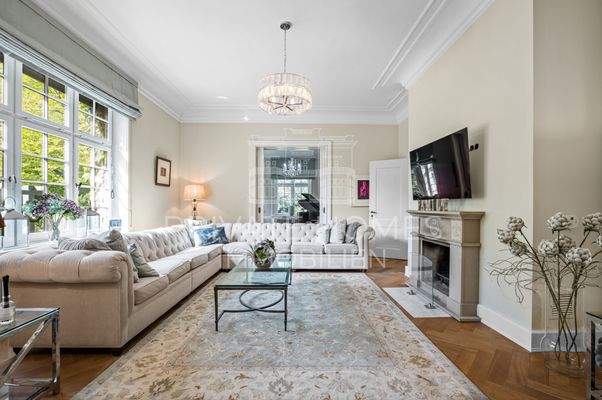 Wohnzimmer mit Kamin