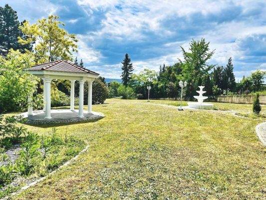 viel Grün, viel Sonne, viel Privatsphäre... das weitläufige Grundstück