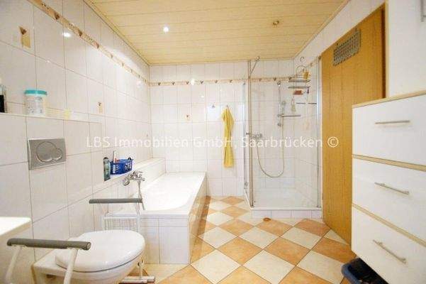 Bad, Wanne und Dusche