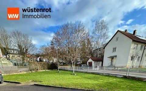 Grundstück mit Haus, Grünfläche , Doppelgarage und PKW Stellpl.