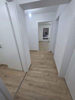 Flur mit Blick in Wohnraum