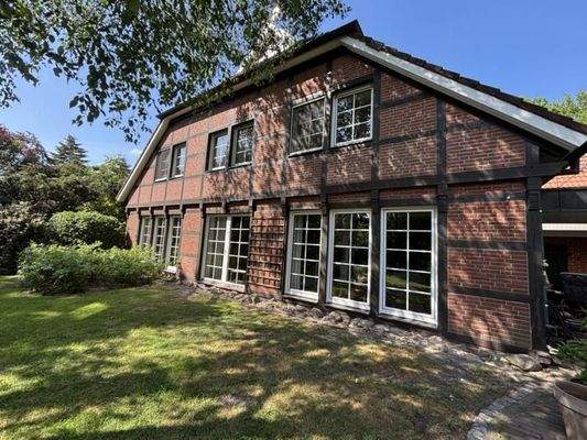 Bodentiefe Fenster und vorgesetztes Fachwerk