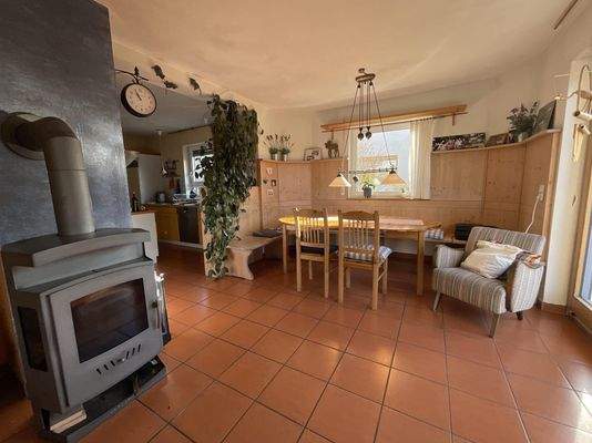 Schwedenofen mit Blick ins Esszimmer