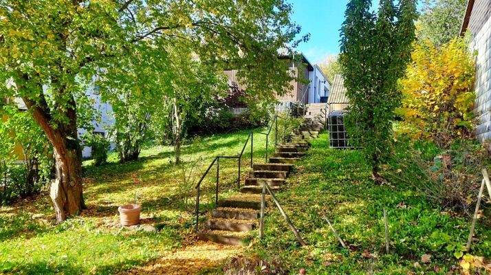 Naturnaher Garten mit charmantem Treppenzugang - Idyllisches Grün mit Potenzial!
