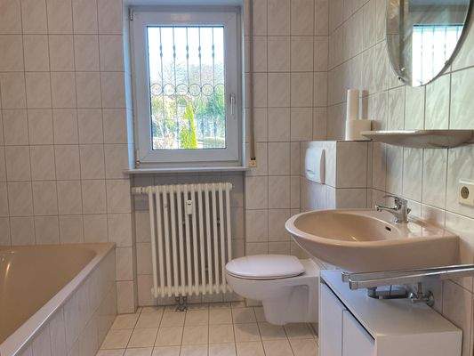 Badezimmer mit Wanne......