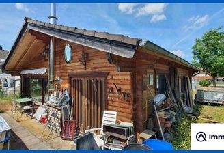 Hütte mit zwei großen Garagen