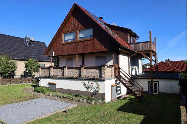 Rückwärtige Gebäudeansicht vom Garten aus