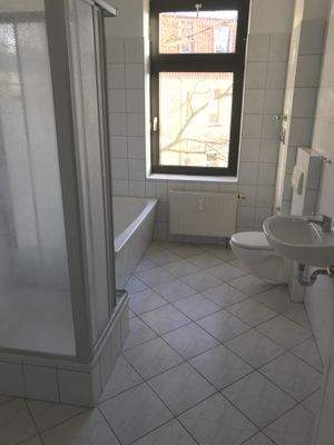 Bad mit Wanne u. Dusche