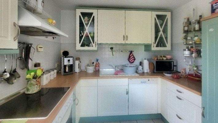 Küche mit Einbauküche