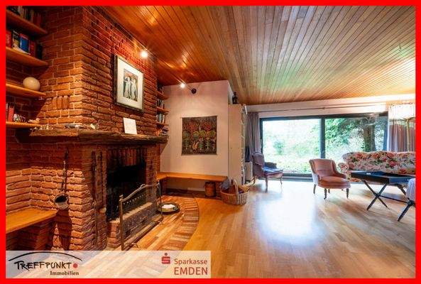 großer Kamin mit gemütlicher Sitzecke