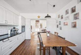 Blick von der Küche zum Wohnzimmer