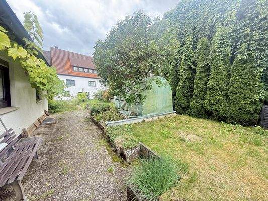 Garten hinter Haus