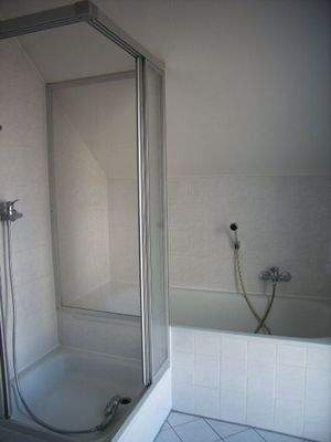 Bad mit Dusche und Wanne