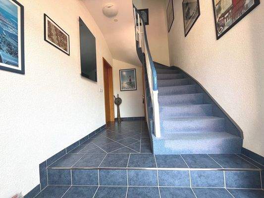 Die Treppe schmiegt sich an die Wand