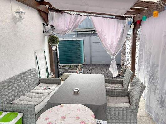 überdachte Sitzmöglichkeiten