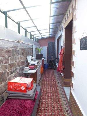 Überdachter Bereich hinter dem Wohnhaus