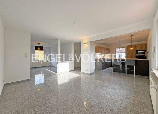 Wohn-/Esszimmer und Küche